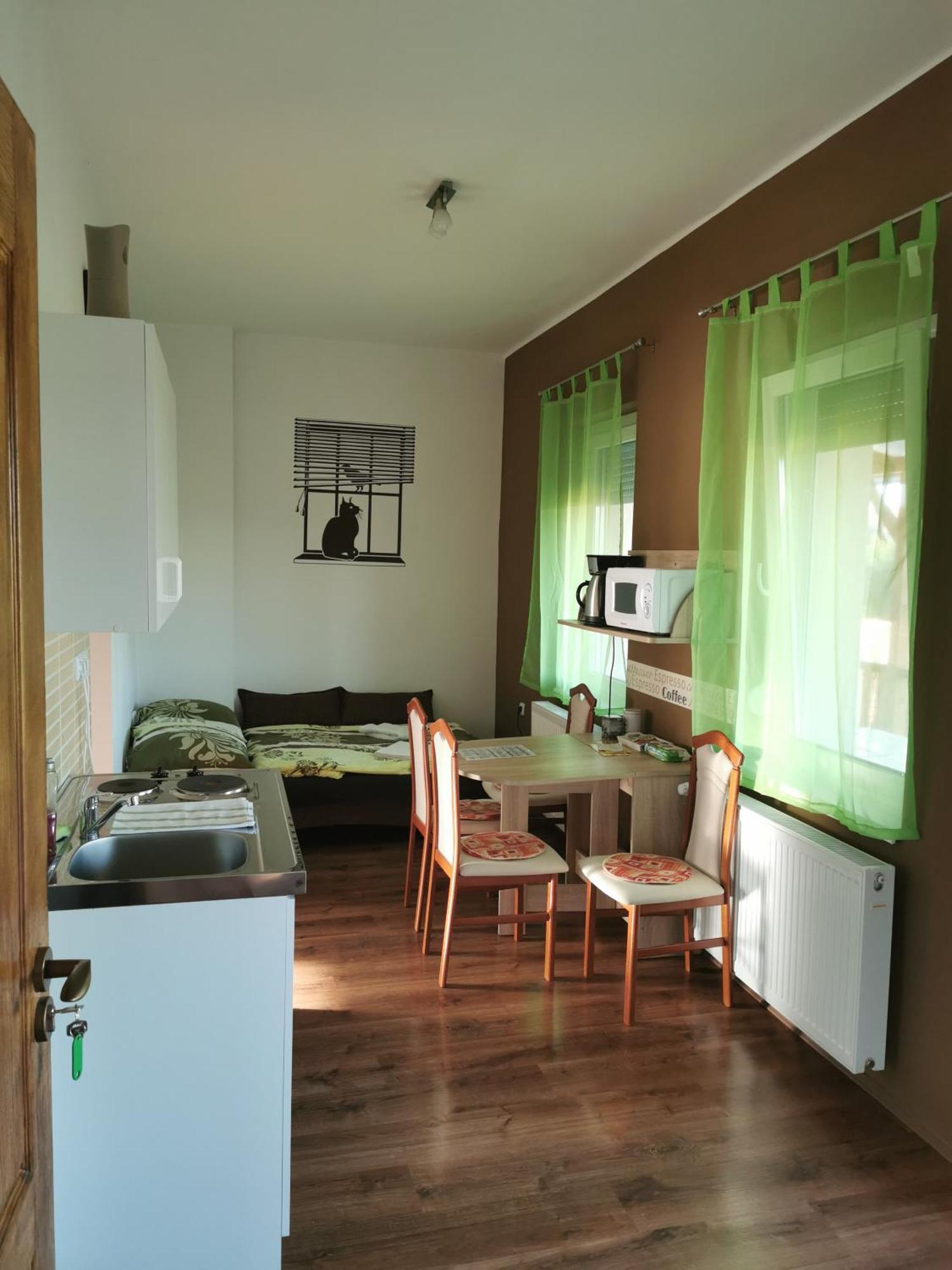 Kokusz Apartmanok เอ็กเกอร์ ห้อง รูปภาพ